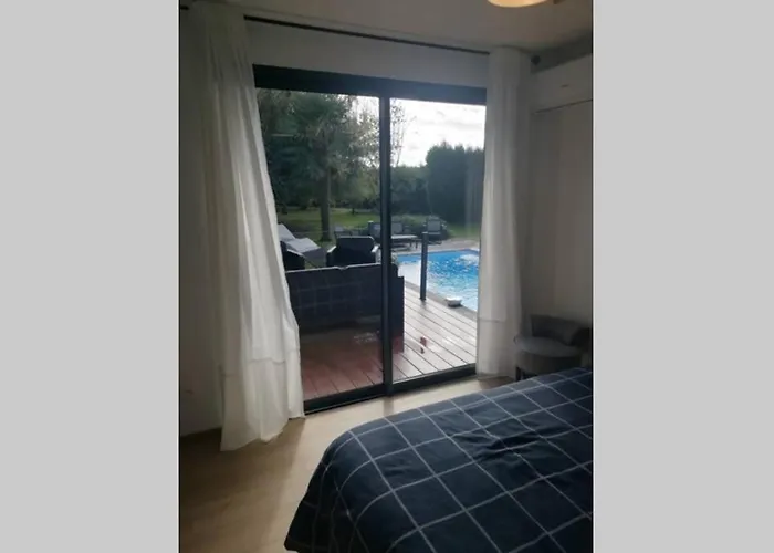 Entre Piscine Et 别墅 *